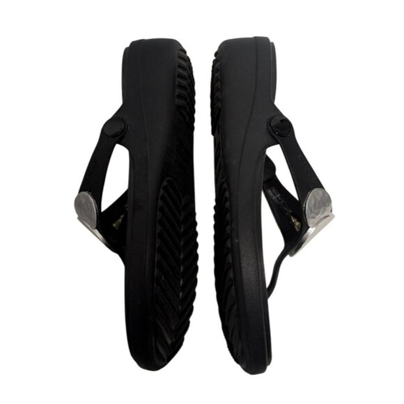 Crocs Sanrah Hammered Medallion Circle Wedge Black Thong Sandals Womens Size 8 - Picture 6 of 8